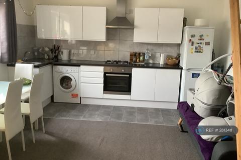 2 bedroom flat to rent, Abbey Road, Ilford, IG2