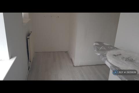 2 bedroom terraced house to rent, Romney Street, Salford, M6