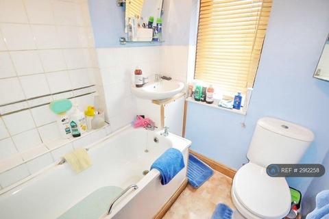 3 bedroom terraced house to rent, Oxlow Lane, Dagenham, RM9