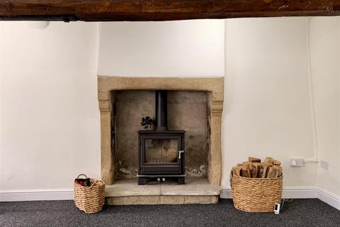 Studio to rent, Commercial Road, Tideswell