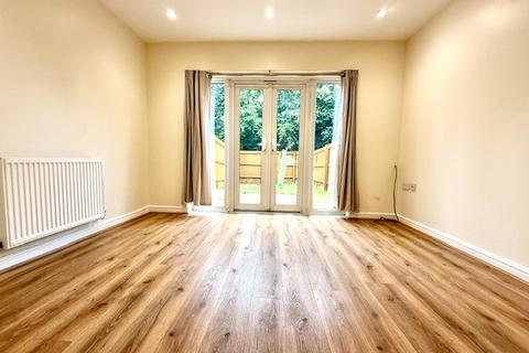 4 bedroom townhouse to rent, Blackthorn Road, Ilford, IG1