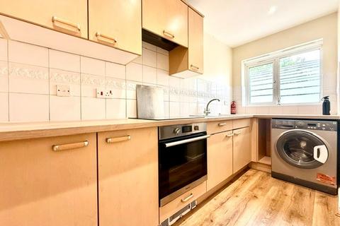 4 bedroom townhouse to rent, Blackthorn Road, Ilford, IG1