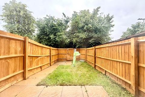 4 bedroom townhouse to rent, Blackthorn Road, Ilford, IG1