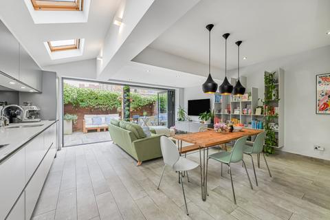 2 bedroom maisonette for sale, Kingswood Road, London, SW2