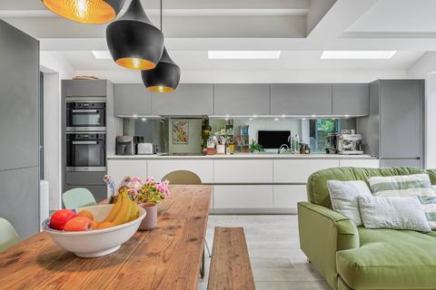 2 bedroom maisonette for sale, Kingswood Road, London, SW2