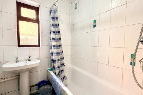2 bedroom apartment to rent, Savill Court, Woodford Green, IG8