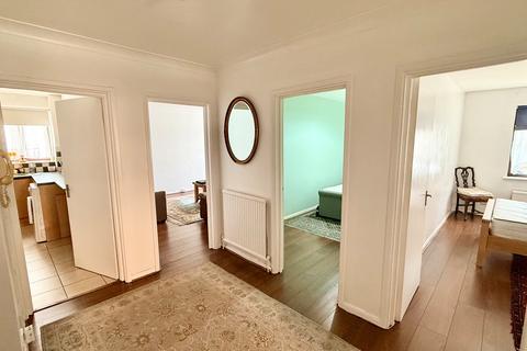 2 bedroom apartment to rent, Savill Court, Woodford Green, IG8