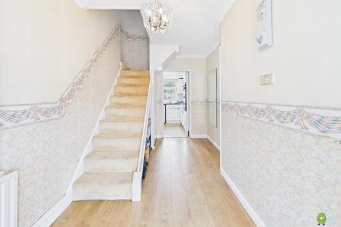 4 bedroom semi-detached house for sale, Chessington Avenue, Bexleyheath, Kent, DA7