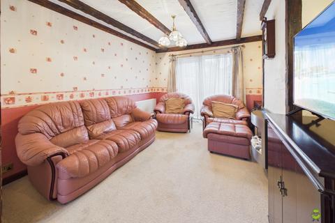 4 bedroom semi-detached house for sale, Chessington Avenue, Bexleyheath, Kent, DA7