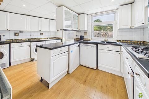 4 bedroom semi-detached house for sale, Chessington Avenue, Bexleyheath, Kent, DA7
