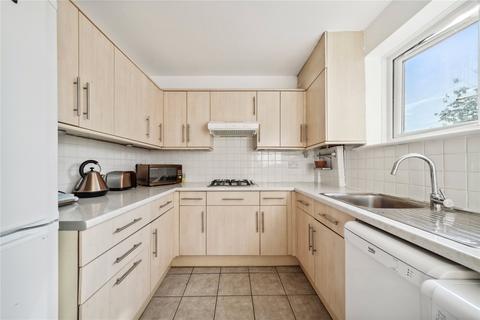 3 bedroom flat to rent, Urmston Drive, London