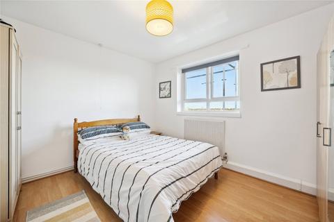 3 bedroom flat to rent, Urmston Drive, London