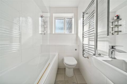 3 bedroom flat to rent, Urmston Drive, London
