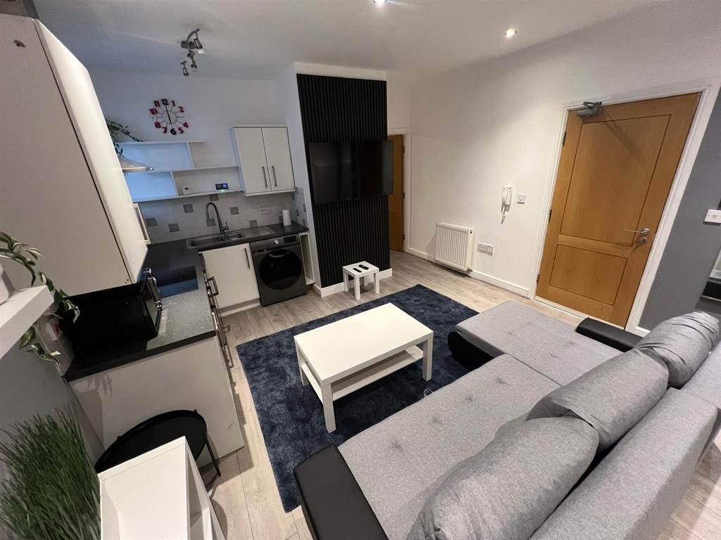 Apartment in Bournemouth, Lansdowne - View 3