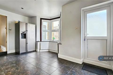 1 bedroom in a house share to rent, Sidney Road, Staines-Upon-Thames, TW18