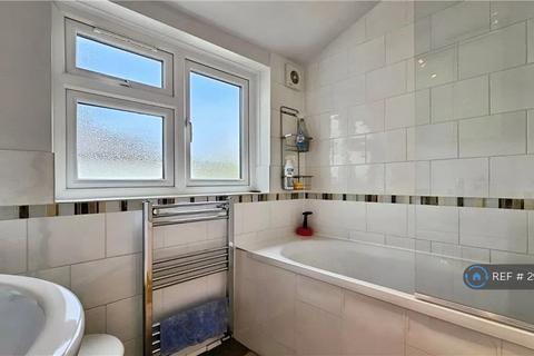 1 bedroom in a house share to rent, Sidney Road, Staines-Upon-Thames, TW18