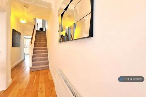 1 bedroom in a house share to rent, Sidney Road, Staines-Upon-Thames, TW18