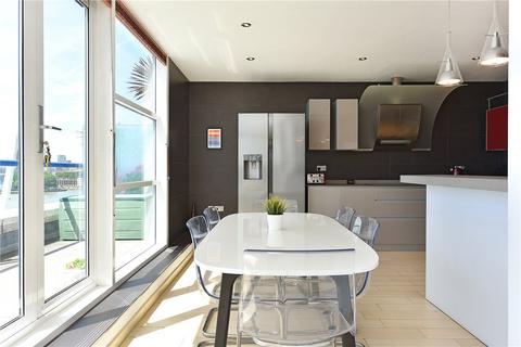 undefined, Newton Place, London, E14