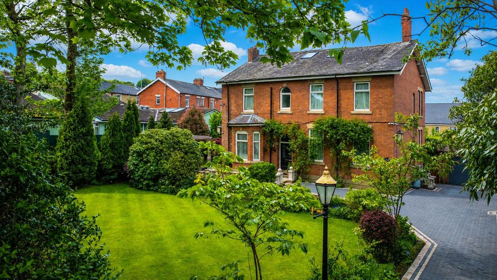 5 bedroom detached house for sale