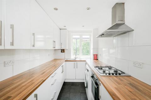 2 bedroom flat to rent, Brooklyn Court, High Road, Loughton