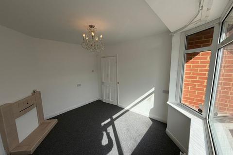 3 bedroom semi-detached house to rent, Lansbury Avenue, Feltham, TW14