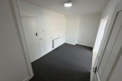 3 bedroom semi-detached house to rent, Lansbury Avenue, Feltham, TW14