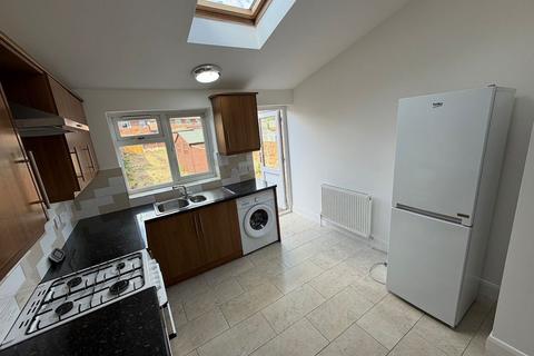 3 bedroom semi-detached house to rent, Lansbury Avenue, Feltham, TW14