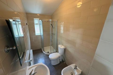 3 bedroom semi-detached house to rent, Lansbury Avenue, Feltham, TW14