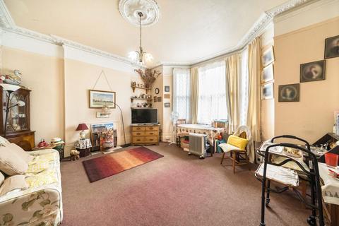 2 bedroom flat for sale, Longley Road, London SW17