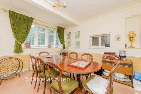 undefined, Woodbury Hill, Loughton, Essex