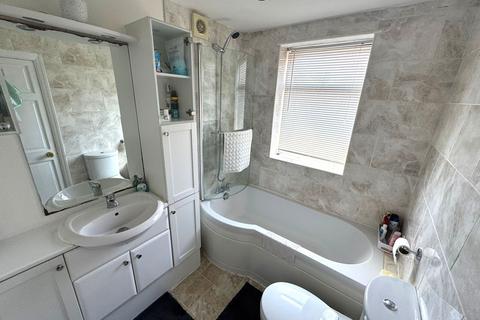 3 bedroom semi-detached house to rent, Edale Road, Stretford, M32