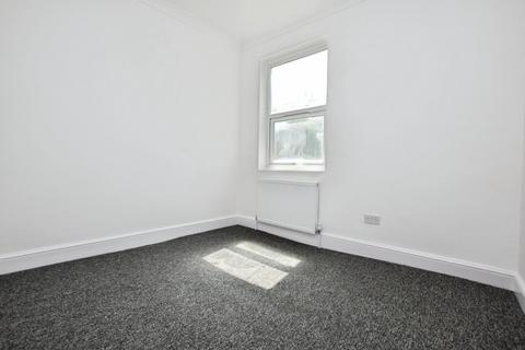 3 bedroom flat to rent, Central Park Road, London, E6