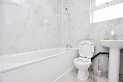 3 bedroom flat to rent, Central Park Road, London, E6