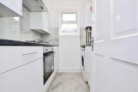 3 bedroom flat to rent, Central Park Road, London, E6