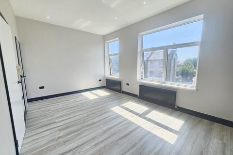 Studio to rent, Blackstock Road, London N4