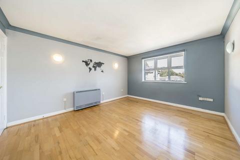 2 bedroom flat to rent, Hillary Drive, Isleworth TW7