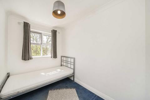 2 bedroom flat to rent, Hillary Drive, Isleworth TW7