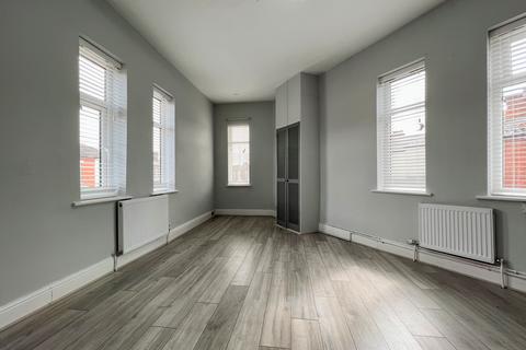 2 bedroom flat to rent, Wargrave Road, Newton-le-Willows, WA12