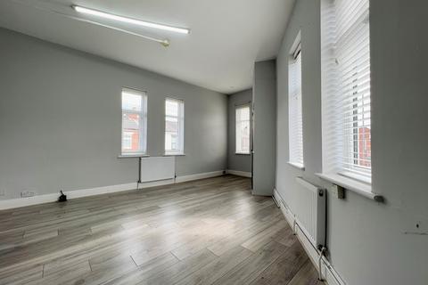 2 bedroom flat to rent, Wargrave Road, Newton-le-Willows, WA12