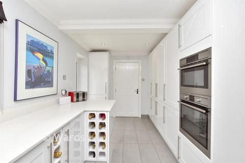4 bedroom detached house for sale, Fairview Avenue, Gillingham ME8