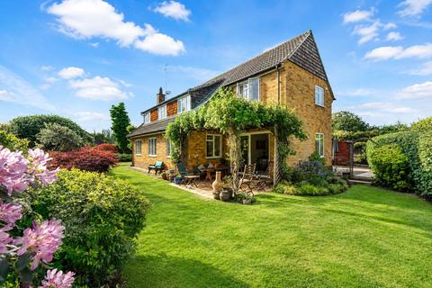 4 bedroom detached house for sale, Woodstock, West Clandon, Surrey, GU4