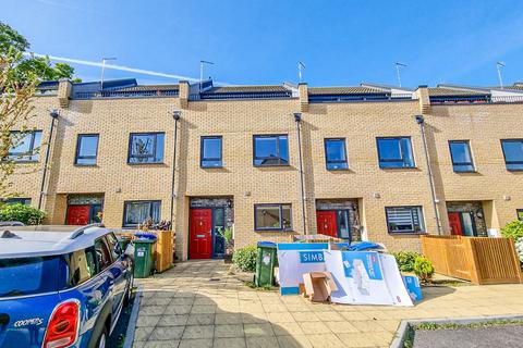 5 bedroom townhouse to rent, Potter Close, London, SE2