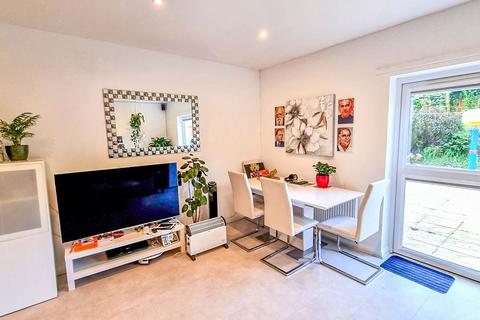 5 bedroom townhouse to rent, Potter Close, London, SE2