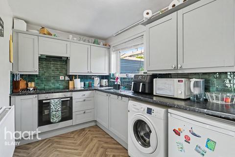 2 bedroom end of terrace house for sale, Featherstone Drive, Leicester