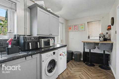 2 bedroom end of terrace house for sale, Featherstone Drive, Leicester