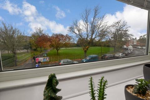 2 bedroom flat to rent, Priory Crescent, Hampshire PO4