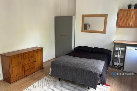 1 bedroom in a flat share to rent, Chiswick High Road, London, W4