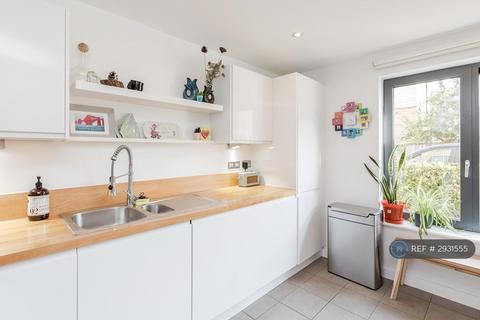 3 bedroom terraced house to rent, Bramah Road, London, SW9