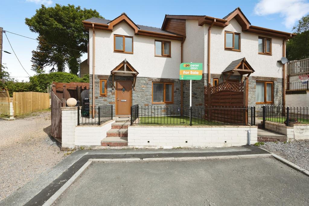 3 bedroom semi-detached house for sale