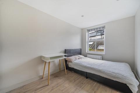 3 bedroom flat to rent, Medfield Street, Roehampton, London, SW15